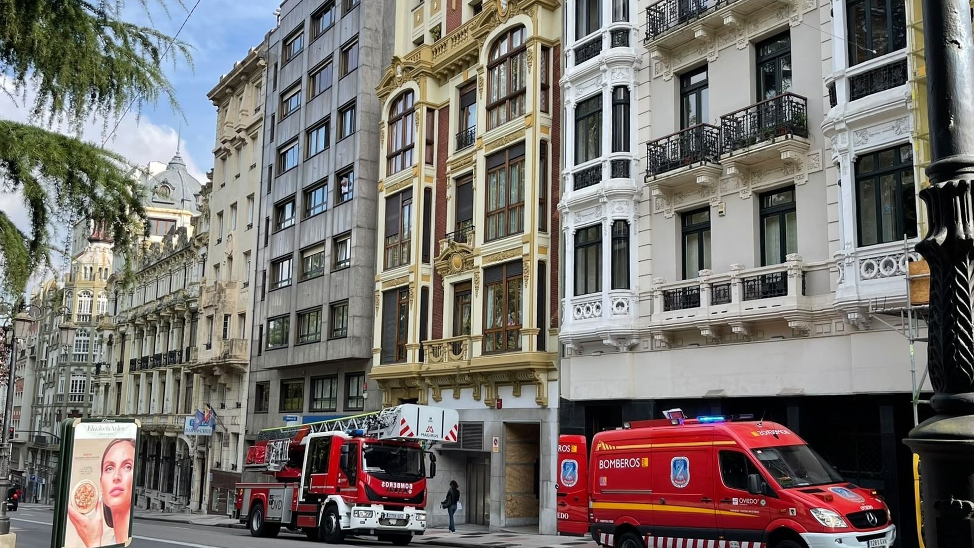 Los Bomberos en el domicilio de Oviedo donde se halló el cadáver Los Bomberos en el domicilio de Oviedo donde se halló el cadáver
