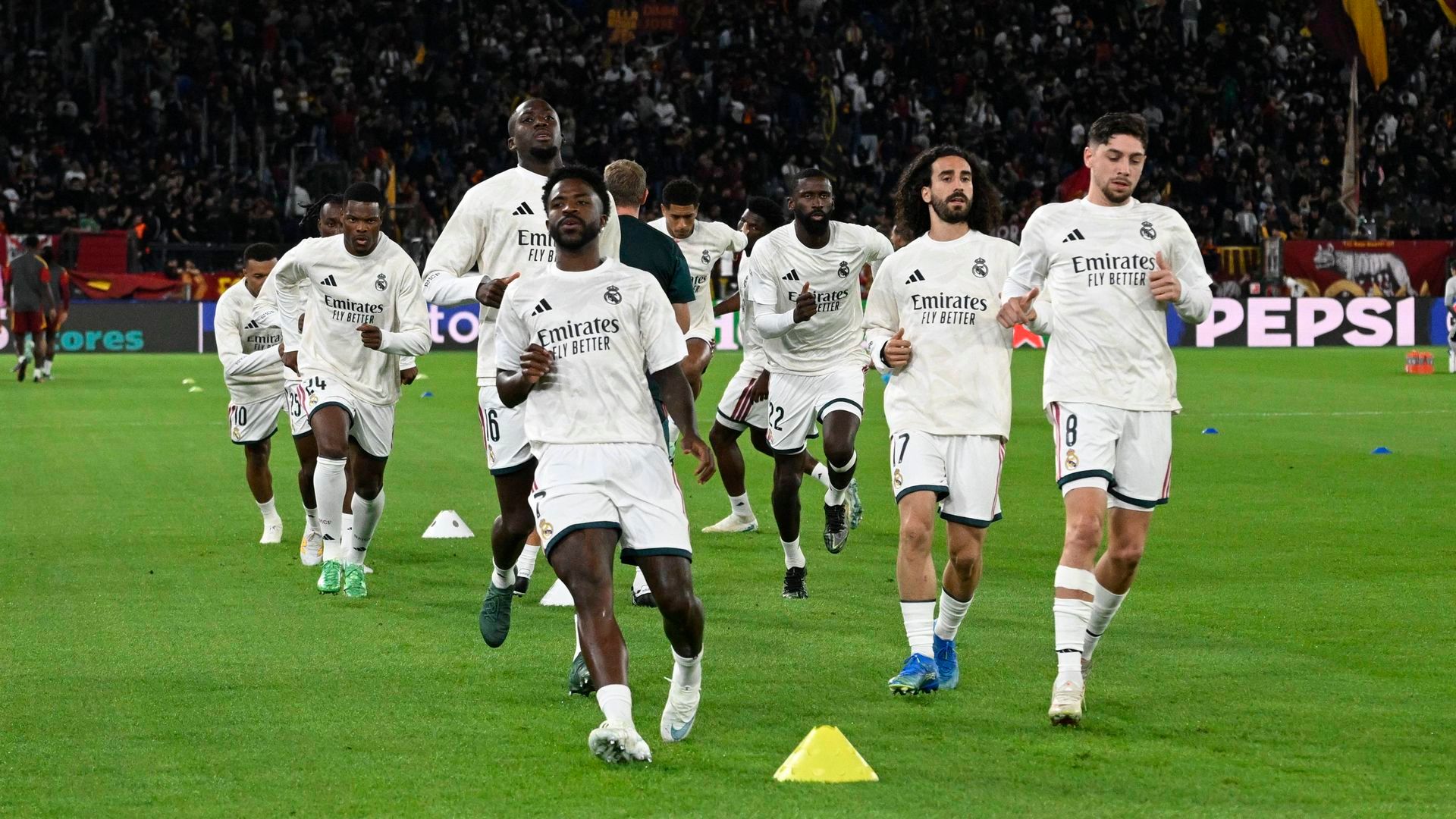 Los jugadores del Real Madrid calientan antes del encuentro frente a la Roma en Champions League Los jugadores del Real Madrid calientan antes del encuentro frente a la Roma en Champions League