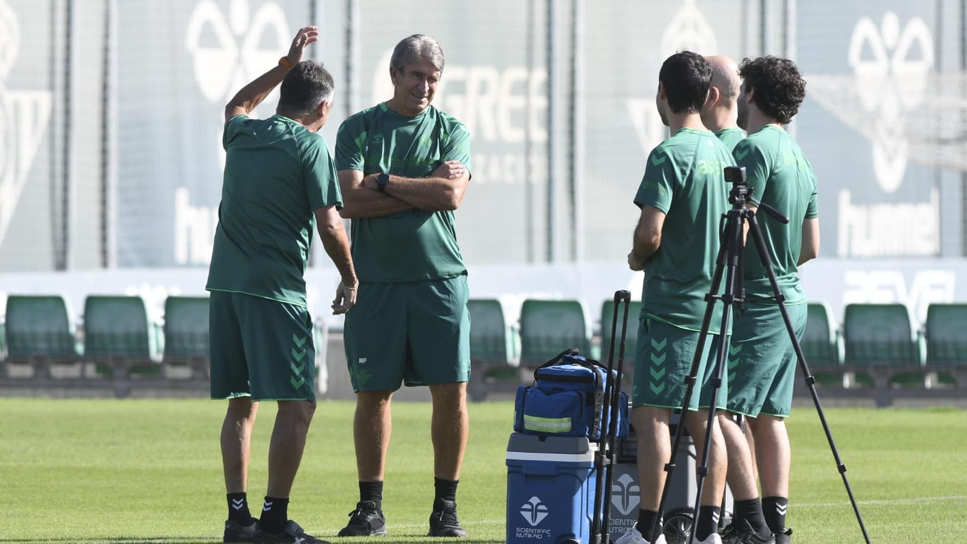 Manuel Pellegrini, en el entrenamiento previo al Betis-Barça