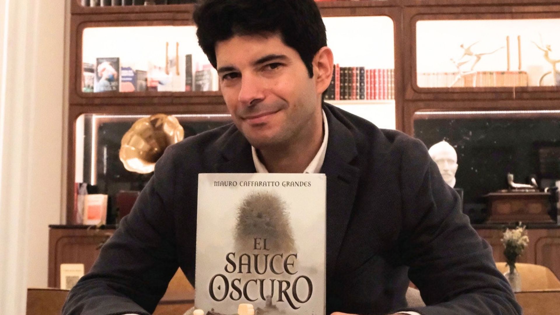 Mauro Caffaratto Grandes con su novela debut, 'El sauce oscuro' Mauro Caffaratto Grandes con su novela debut, 'El sauce oscuro'