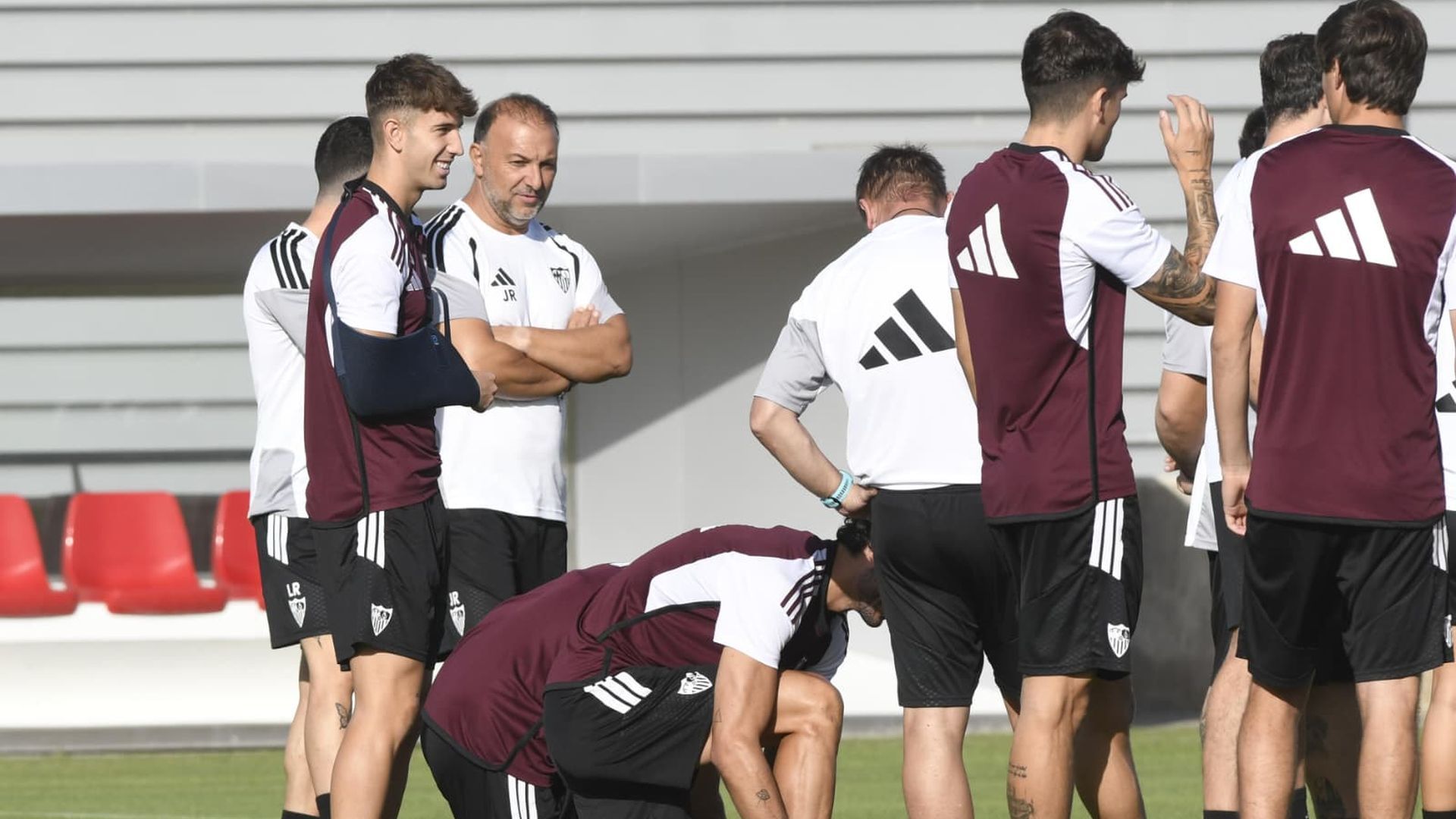 Miguel Sierra, con el brazo en cabestrillo, en la charla del entrenamiento del Sevilla