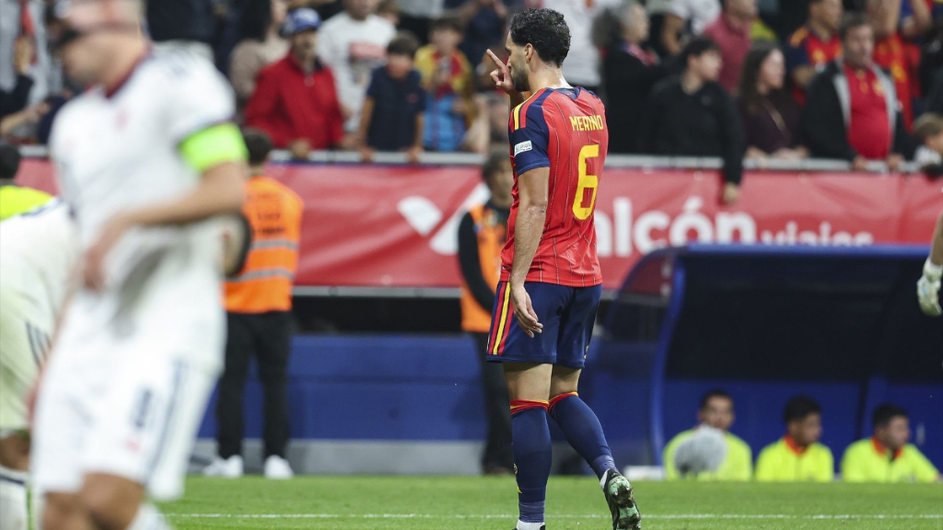 Mikel Merino, con España