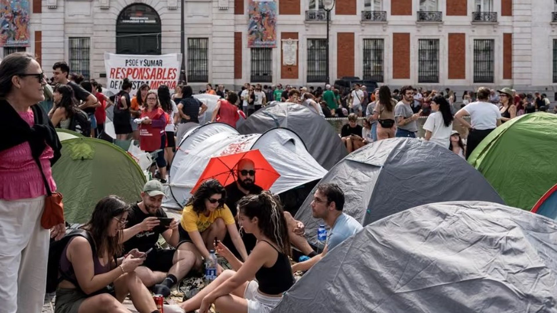 Ayuso vuelve a presionar para el desalojo de los acampados en Sol: alega problemas sanitarios