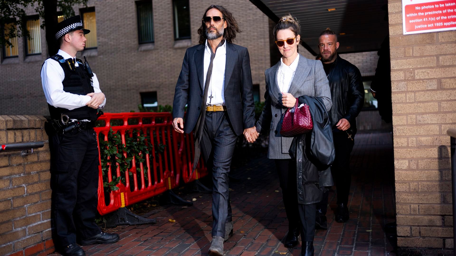Una trabajadora de televisión acusa de Russell Brand de intentar violarla Una trabajadora de televisión acusa de Russell Brand de intentar violarla