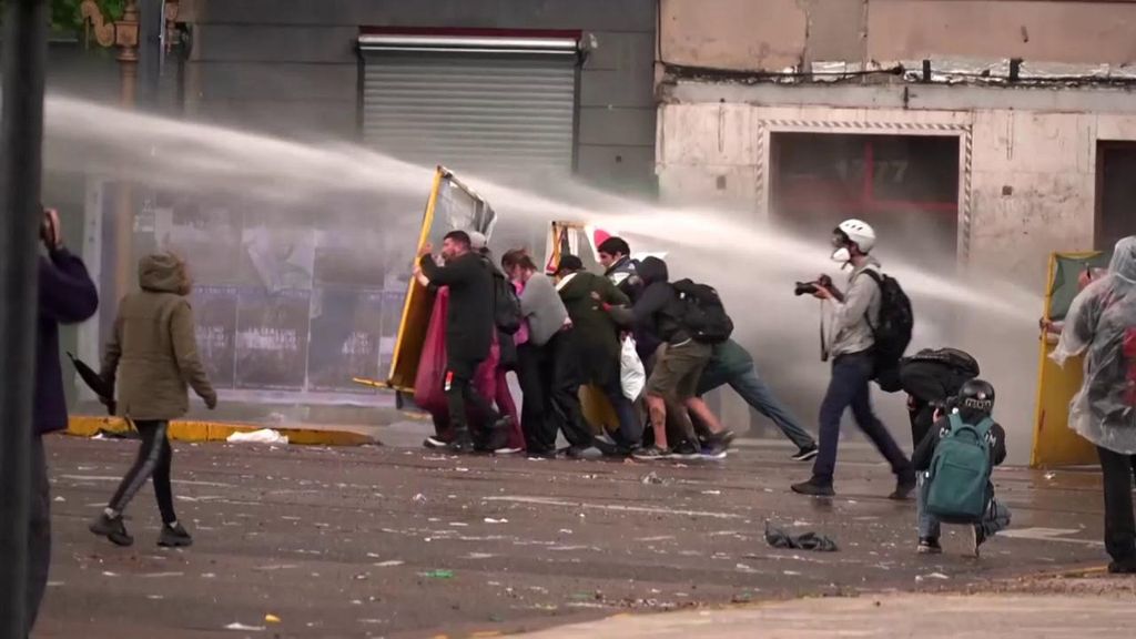 Violentas protestas por la educación en Argentina y Albania