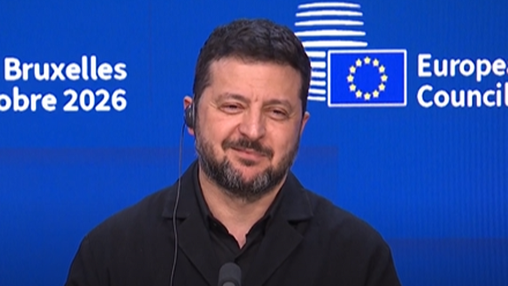 Zelenski responde en silencio, pero con una sonrisa, sobre si Trump le usa de chivo expiatorio de sus problemas internos