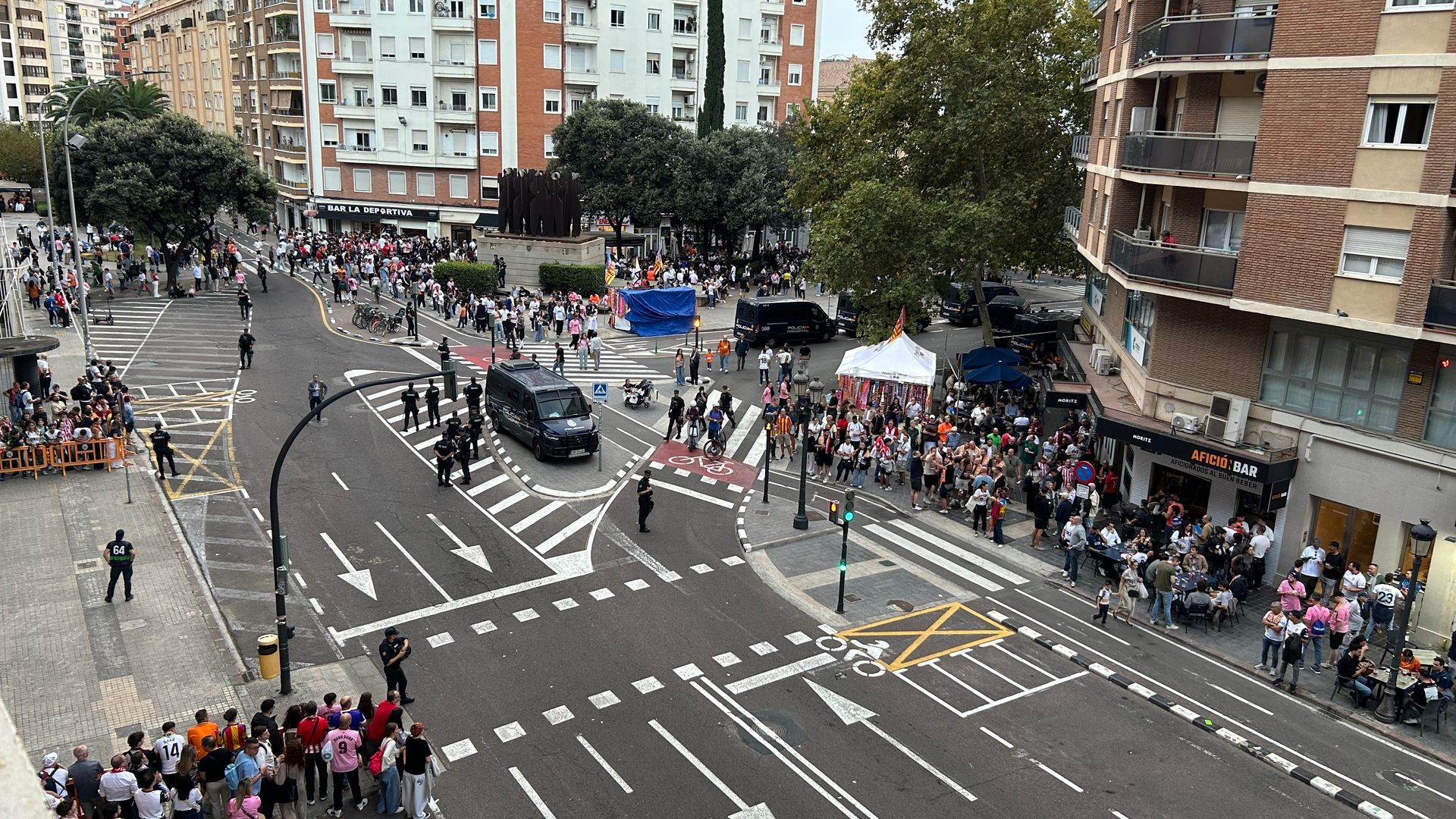 Afición en la Avenida de Suecia
