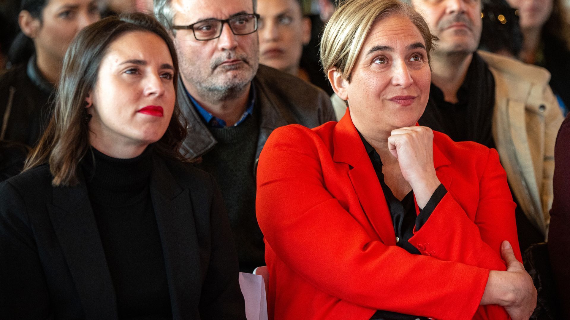 Archivo - La exministra de Igualdad, Irene Montero (1i) y la exalcaldesa de Barcelona, Ada Colau (1d), durante un homenaje póstumo a la actriz Itziar Castro, en el Restaurante Red Fish, a 13 de diciembre de 2023, en Barcelona, Catalunya (España). La actri Archivo - La exministra de Igualdad, Irene Montero (1i) y la exalcaldesa de Barcelona, Ada Colau (1d), durante un homenaje póstumo a la actriz Itziar Castro, en el Restaurante Red Fish, a 13 de diciembre de 2023, en Barcelona, Catalunya (España). La actri
