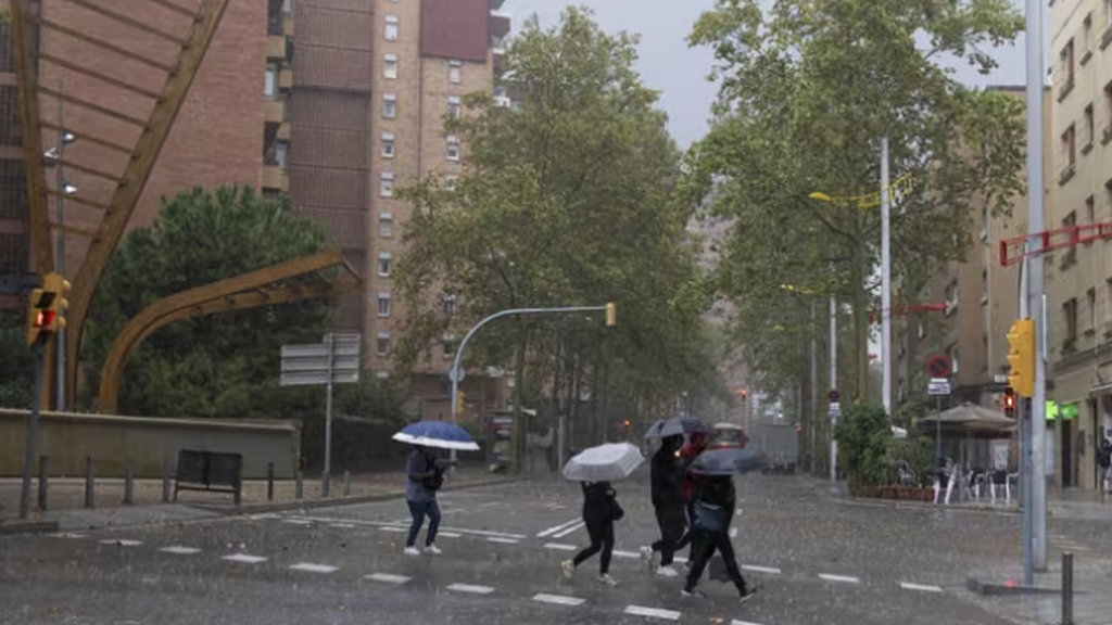 Última hora de la dana Adam en España | Valencia cierra parques y jardines y suspende el concierto del 700 aniversario del Corpus por las lluvias