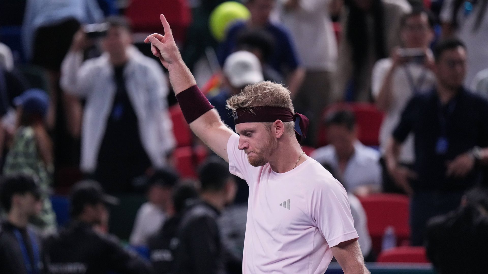 Davidovich celebra su victoria ante Zverev en Shanghái