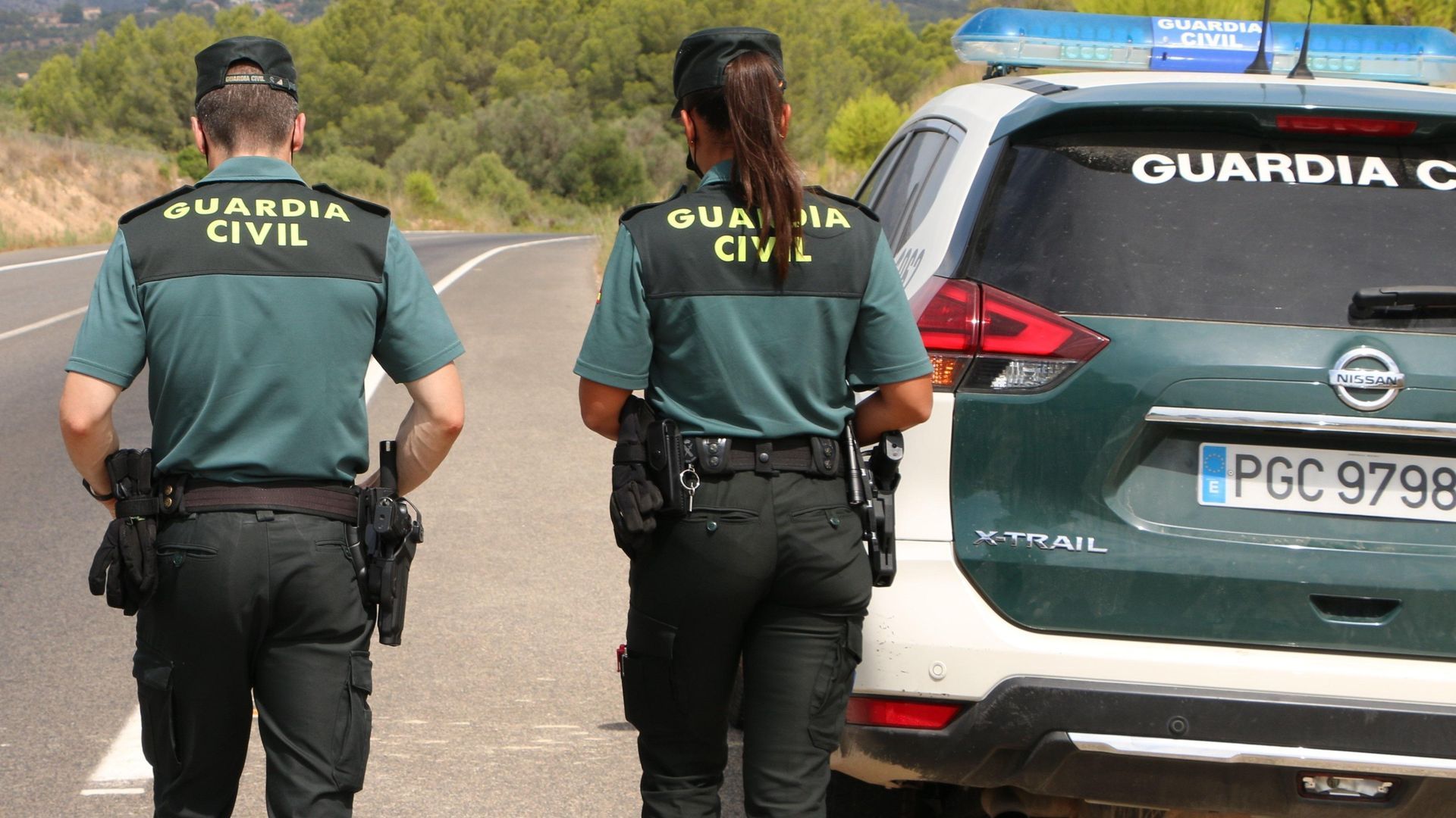 Dos agentes de la Guardia Civil Dos agentes de la Guardia Civil