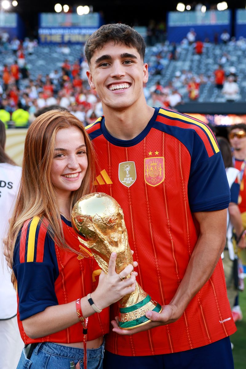 El posado de Pau Cubarsí y su discreta novia tras ganar la Copa Mundial de Fútbol 2026