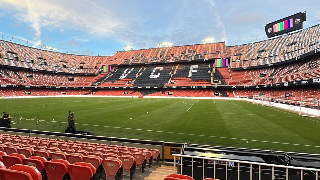 El Valencia CF estrena césped ante el Athletic
