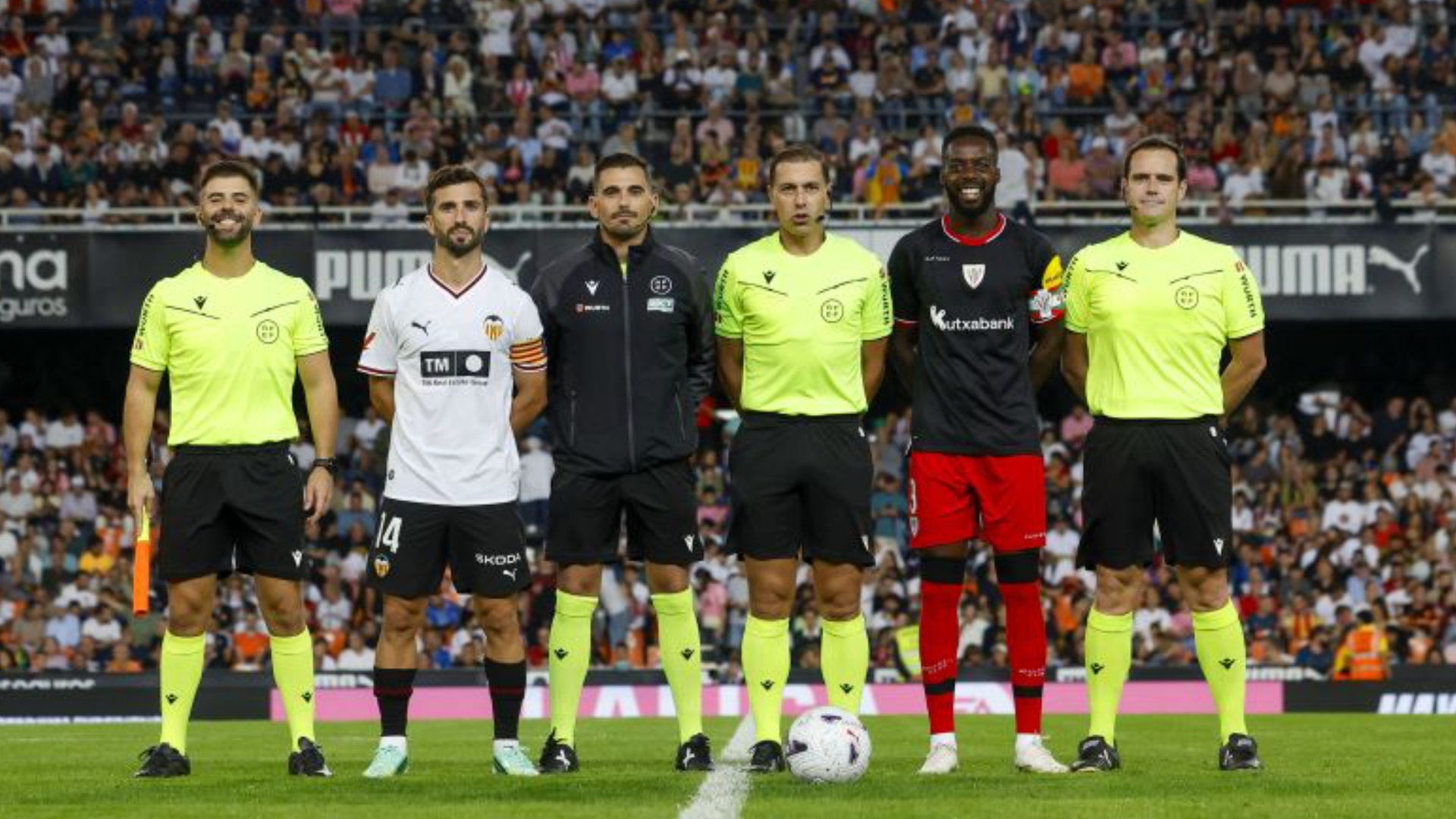 Gayà ante el Athletic en Mestalla
