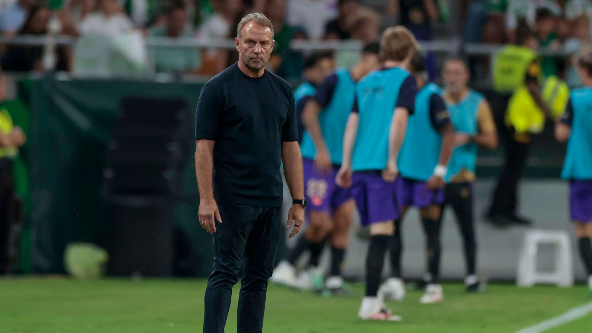 Hansi Flick, durante el Barcelona - Real Betis. Hansi Flick, durante el Barcelona - Real Betis.