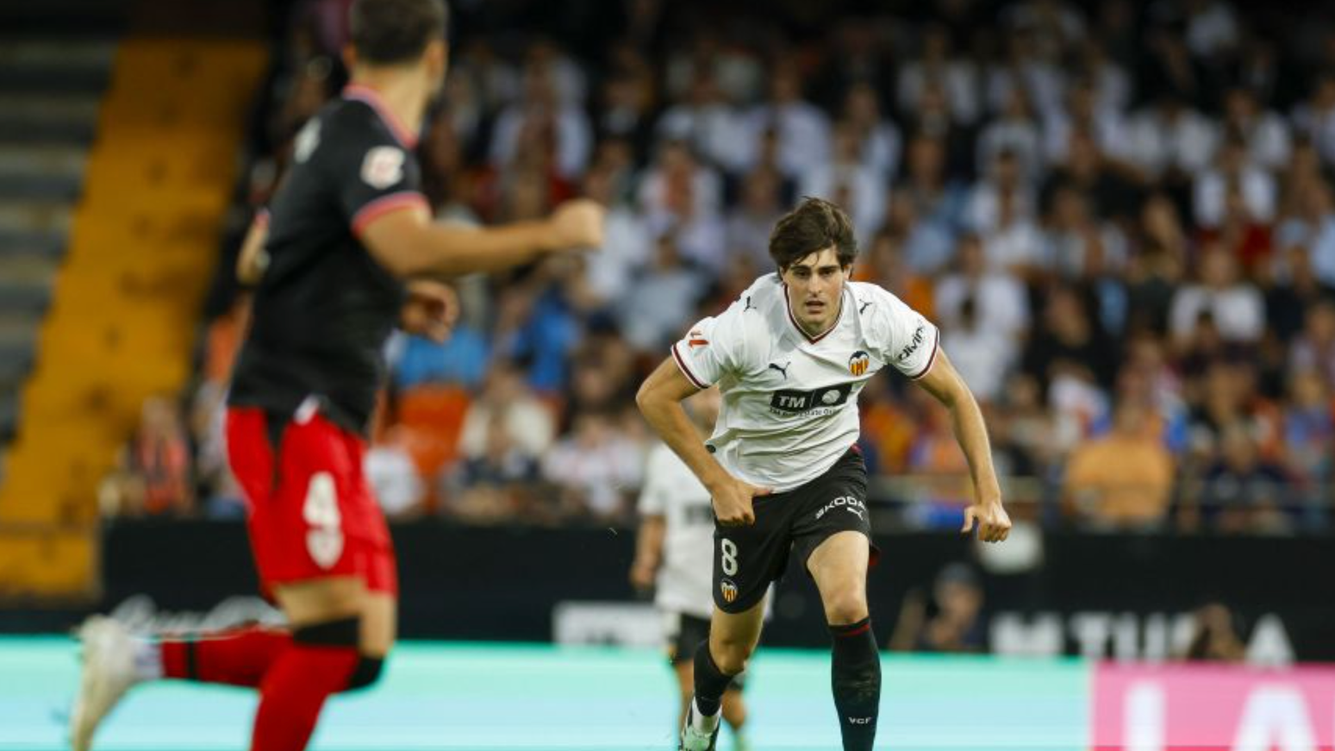 Javi Guerra ante el Athletic en Mestalla