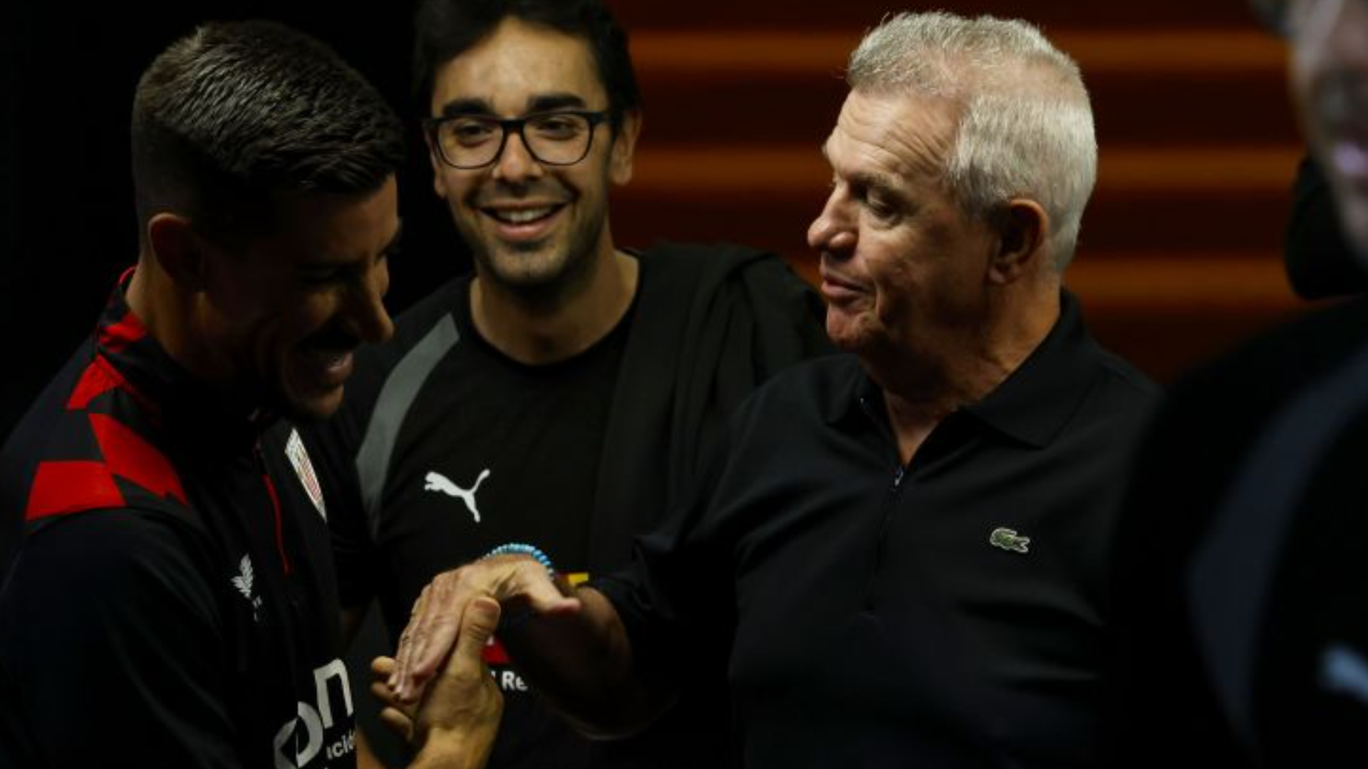 Javier Aguirre y Pol Lorente ante el Athletic en Mestalla