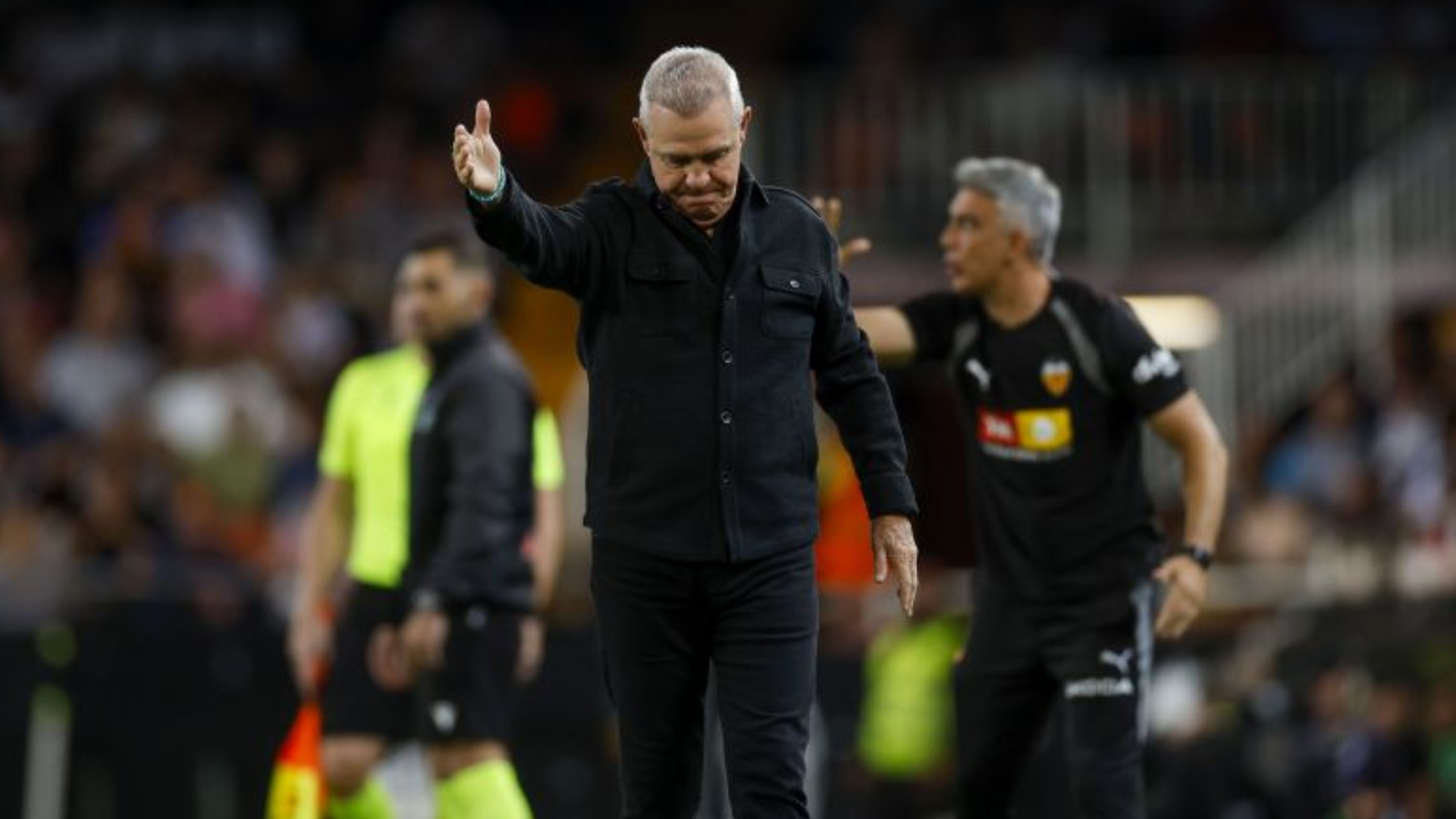 Javier Aguirre ante el Athletic en Mestalla Javier Aguirre ante el Athletic en Mestalla