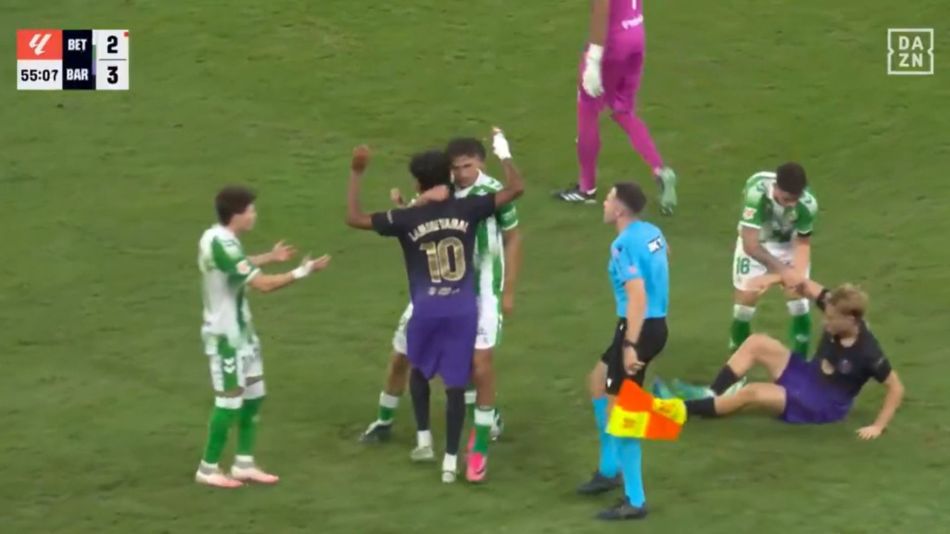 La expulsión de Facundo Bernal contra el Barcelona La expulsión de Facundo Bernal contra el Barcelona