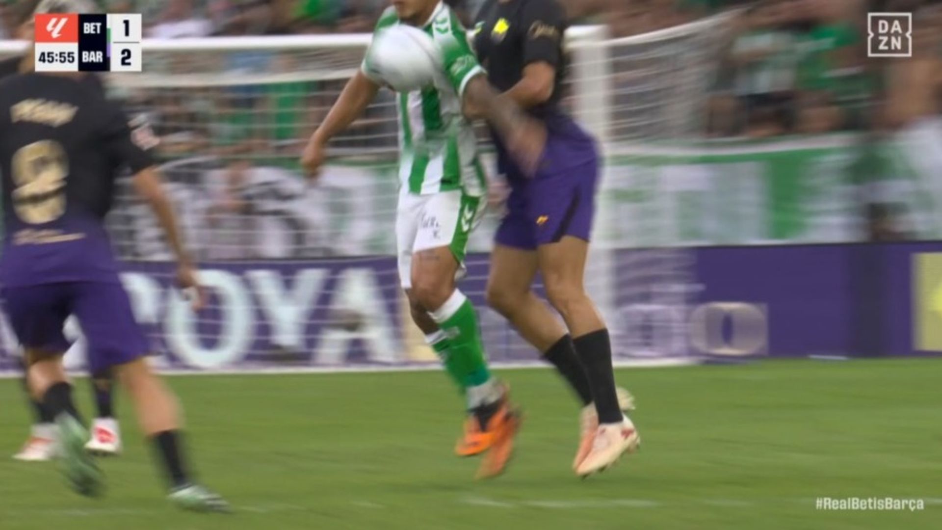 La mano del Cucho Hernández previa a la acción del gol
