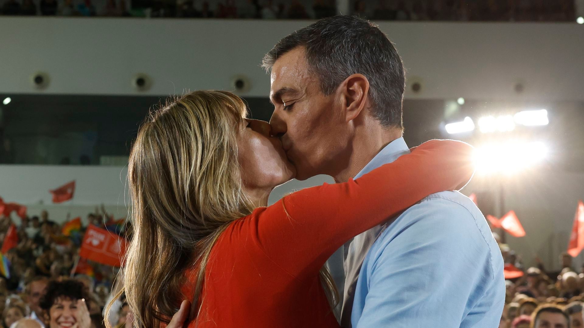 La proclamación de Pedro Sánchez como candidato del PSOE a las elecciones del 29N con beso y declaración de amor a su mujer Begoña Gómez: "Te quiero" La proclamación de Pedro Sánchez como candidato del PSOE a las elecciones del 29N con beso y declaración de amor a su mujer Begoña Gómez: "Te quiero"
