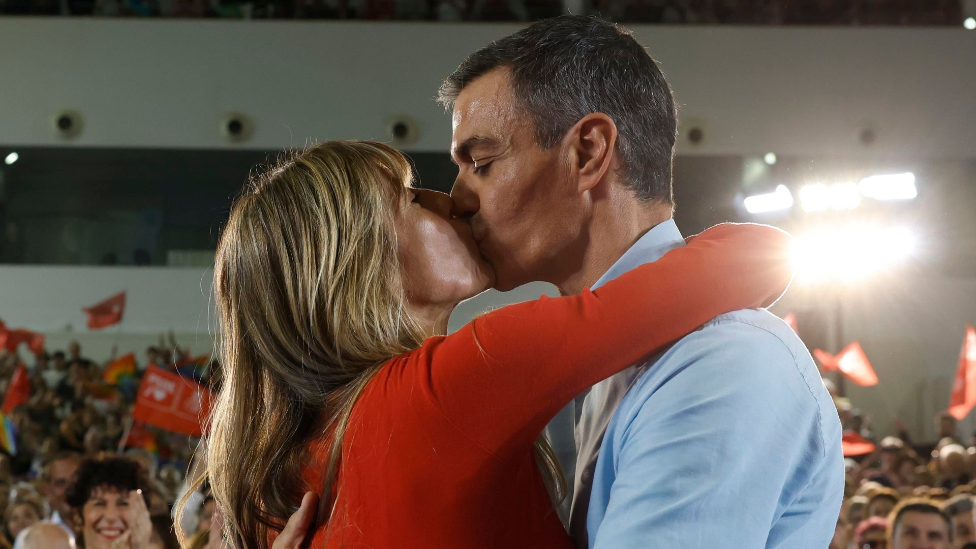 La proclamación de Pedro Sánchez como candidato del PSOE a las elecciones del 29N con beso y declaración de amor a su mujer Begoña Gómez: "Te quiero"