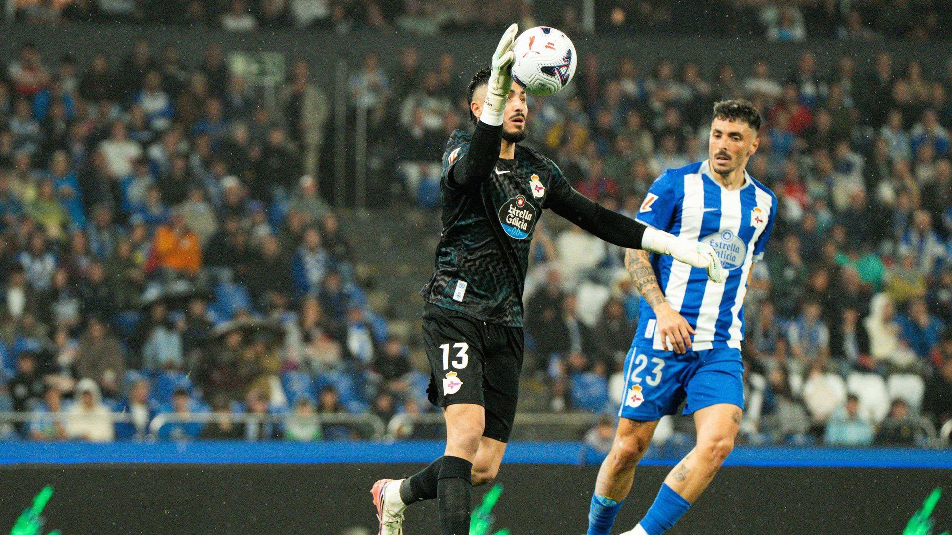 Leo Román atrapa un balón en el Dépor-Levante