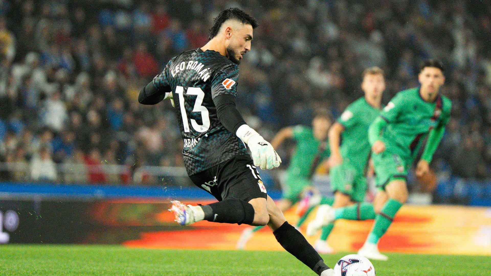 Leo Román golpea el balón en el Dépor-Levante Leo Román golpea el balón en el Dépor-Levante