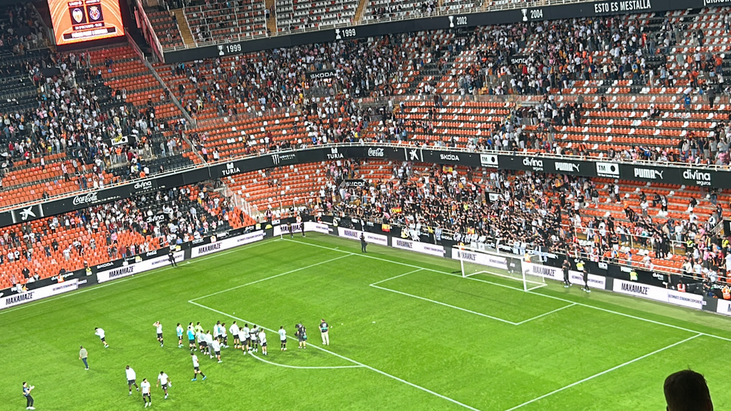 El Valencia CF estrena césped ante el Athletic