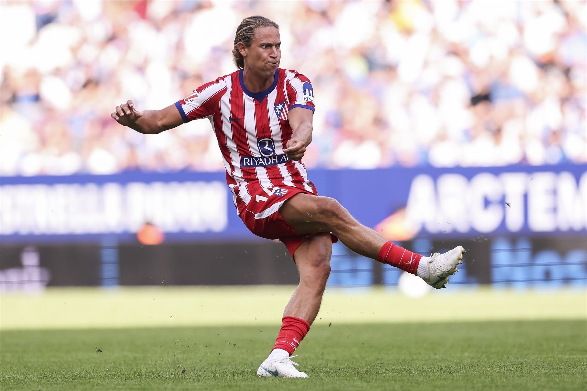Marcos Llorente da un pase en el Espanyol-Atlético de Madrid