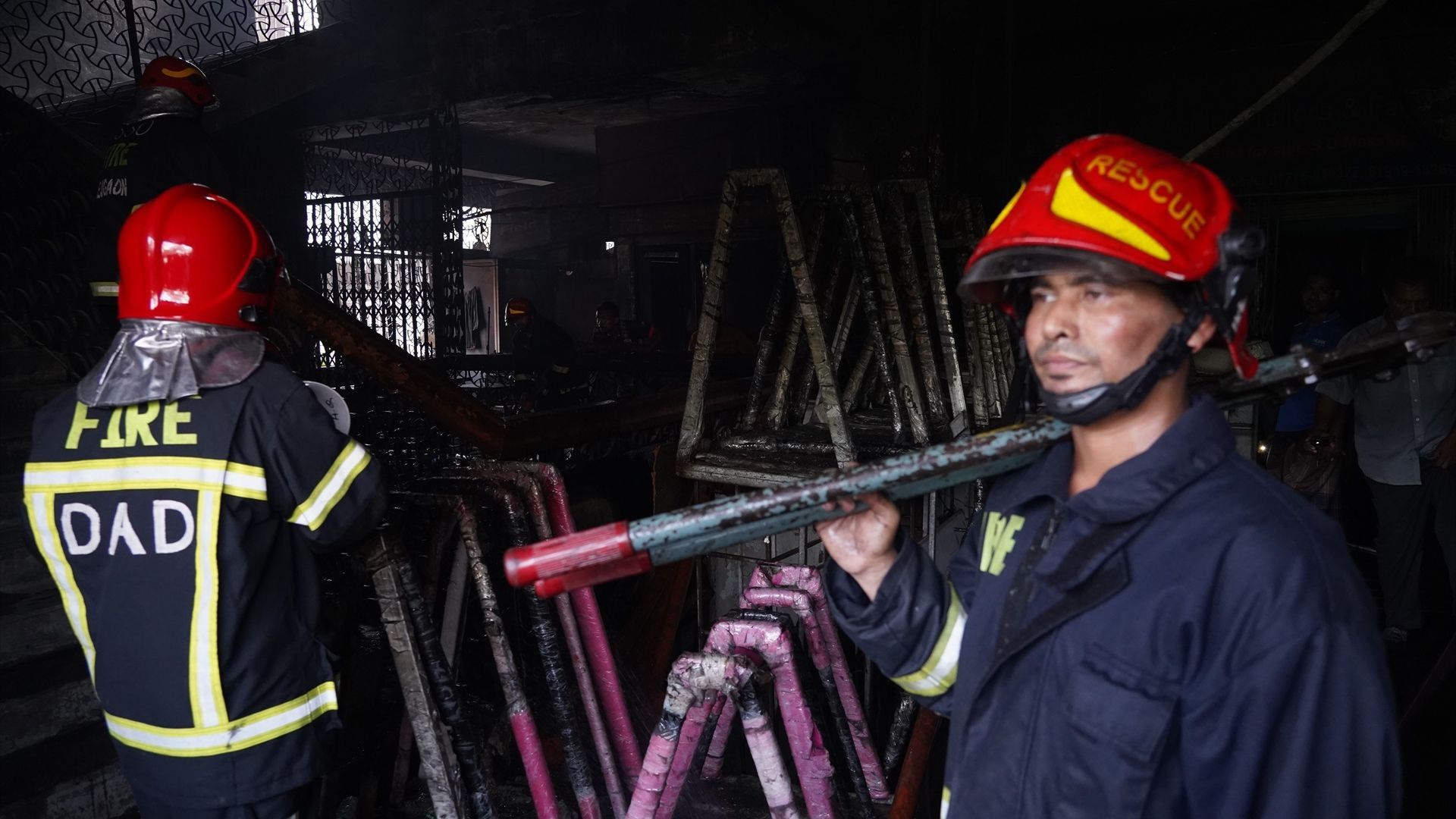 Mueren al menos 10 turistas al incendiarse un complejo vacacional en la costa de Bangladesh Mueren al menos 10 turistas al incendiarse un complejo vacacional en la costa de Bangladesh