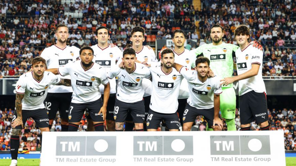 El Valencia CF estrena césped ante el Athletic