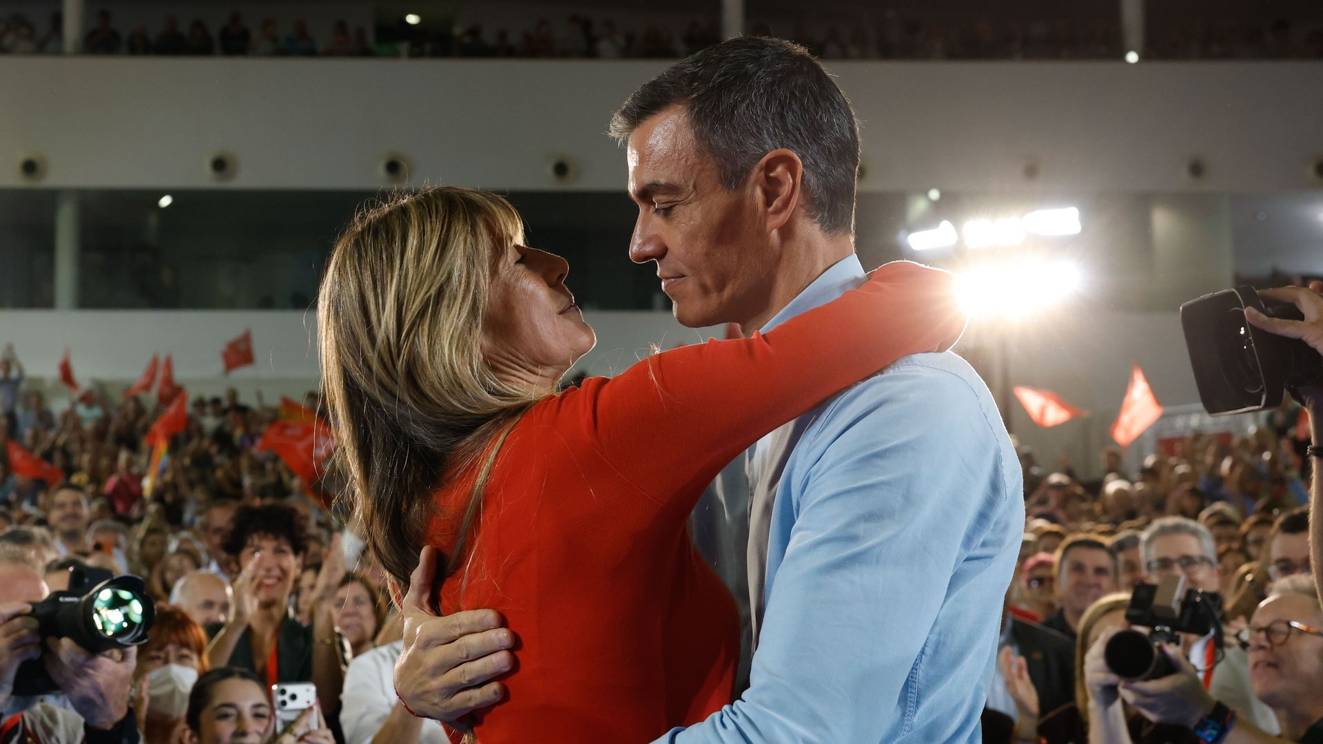 Pedro Sánchez y Begoña Gómez se han abrazado y se han dado un beso en medio de los aplausos
