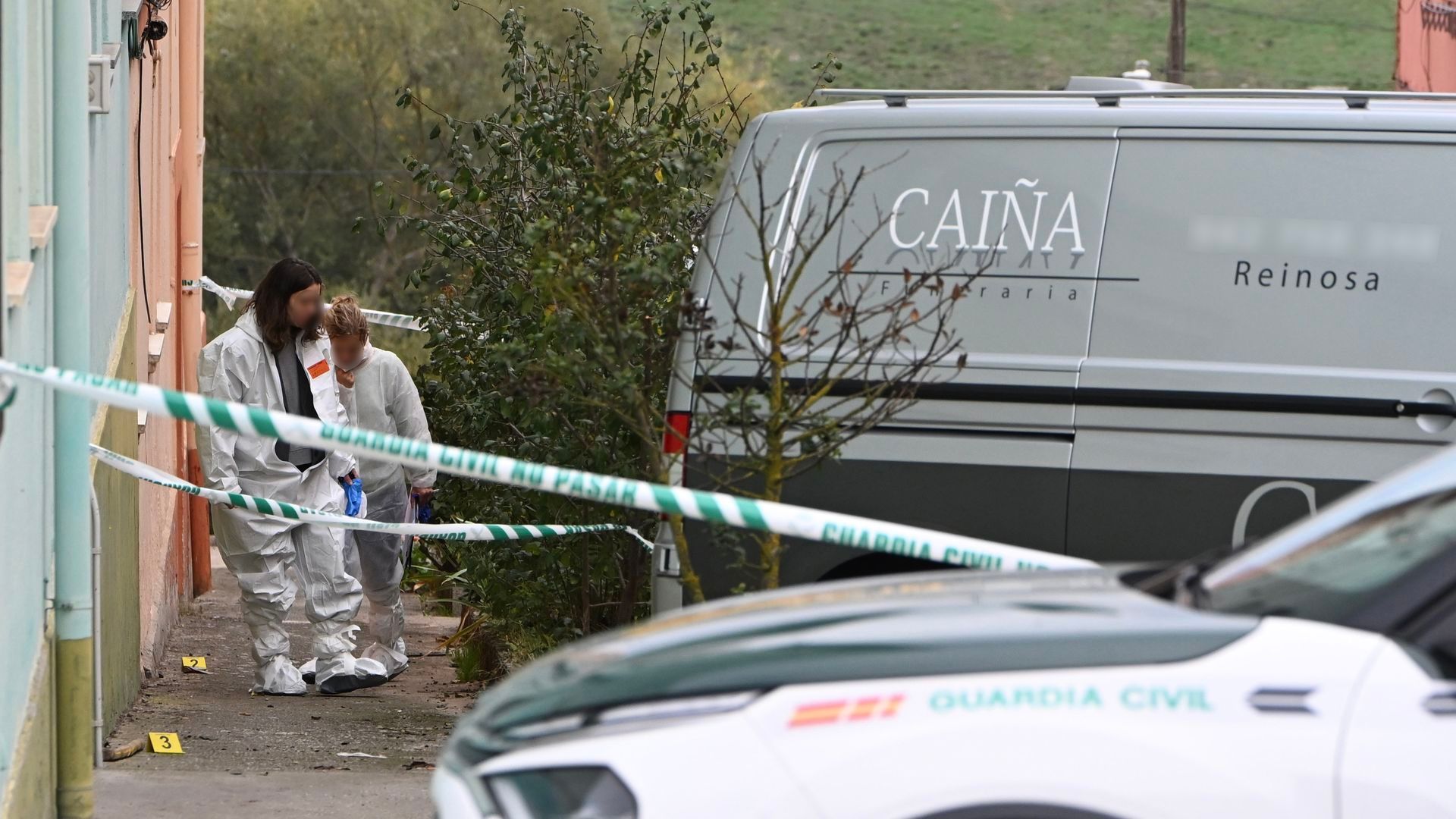 Agentes de la Policía Científica, a 16 de octubre de 2026, en Mataporquera, Cantabria (España). Un hombre de 52 años ha matado a dos vecinos en Mataporquera (Valdeolea). Agentes de la Policía Científica, a 16 de octubre de 2026, en Mataporquera, Cantabria (España). Un hombre de 52 años ha matado a dos vecinos en Mataporquera (Valdeolea).