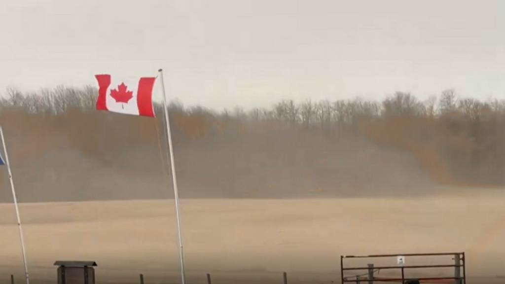 Al menos siete muertos por un gran incendio en una base militar de Alberta, Canadá