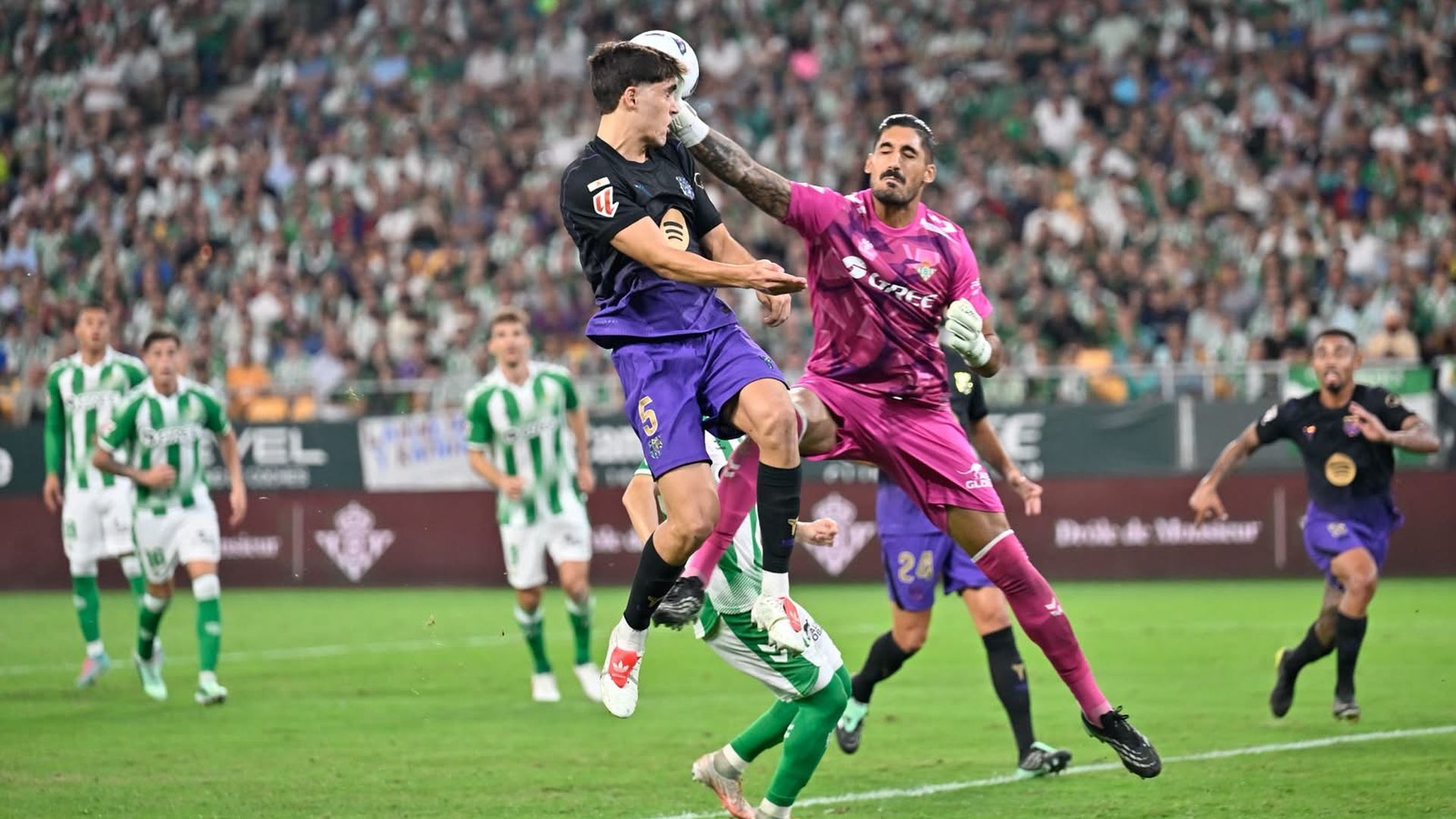 Álvaro Valles, intentando despejar el balón Álvaro Valles, intentando despejar el balón