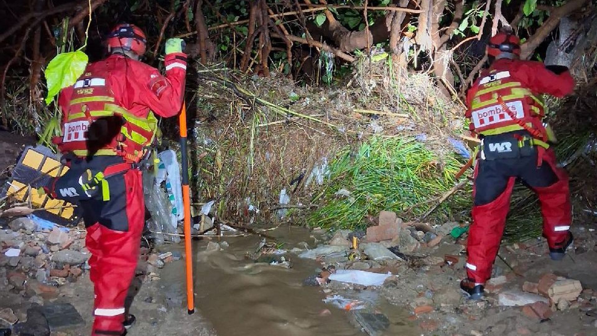 Bomberos rastrean la zona de la riera donde cayó la mujer Bomberos rastrean la zona de la riera donde cayó la mujer
