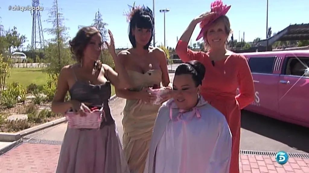 Chiqui con sus damas de honor y su madrina de boda, Mercedes Milá