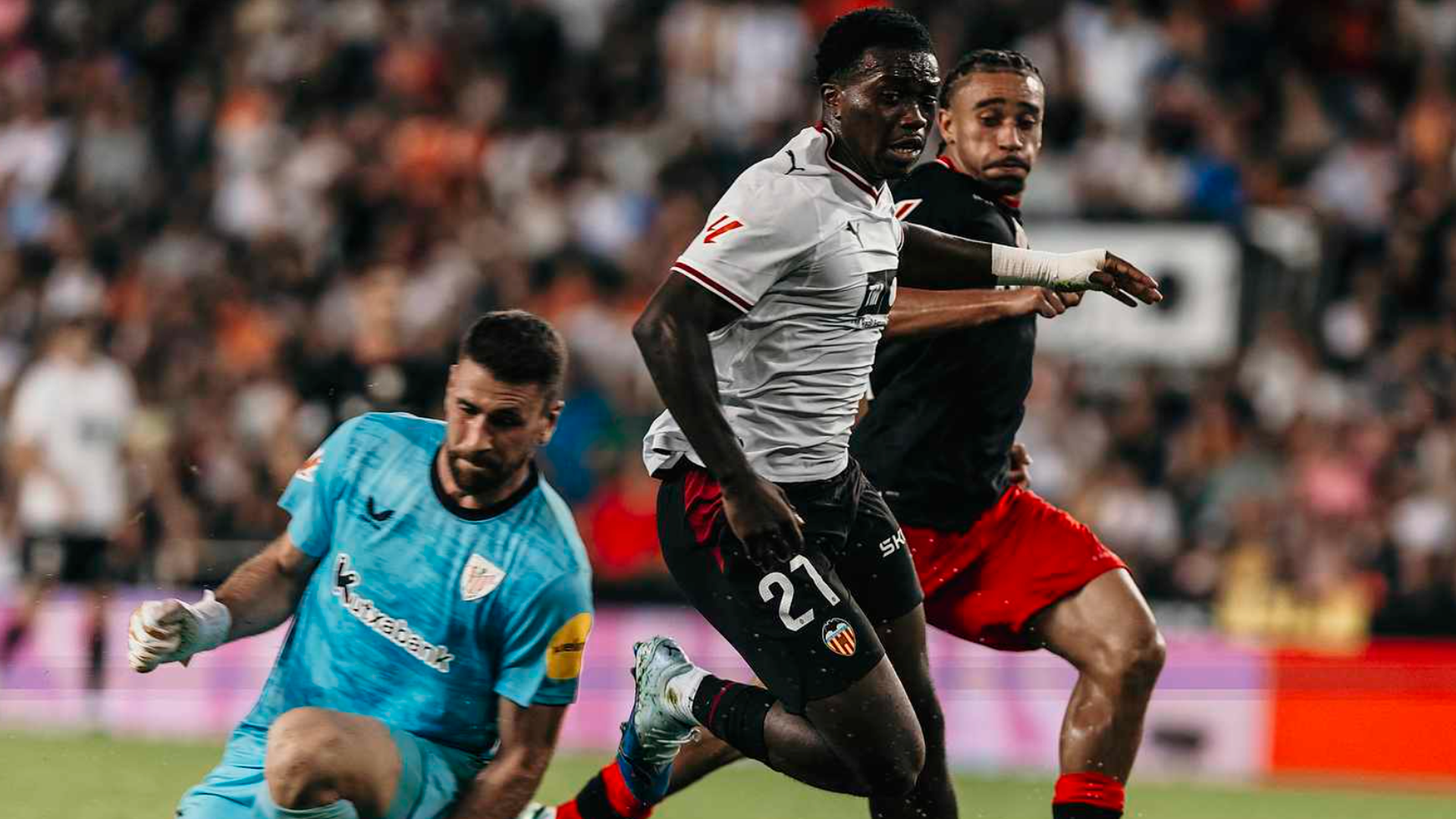 David Otorbi supera a Unai Simón