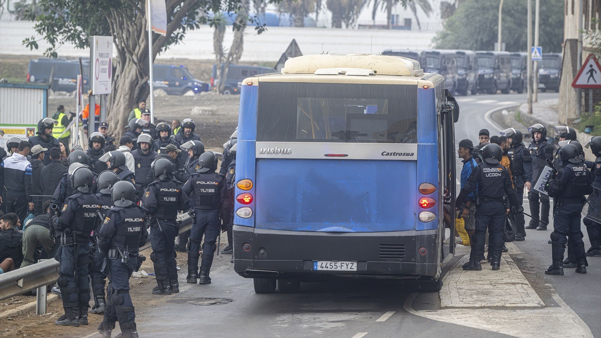 Desalojado en Ceuta un autobús con migrantes después de que uno de los ocupantes usara gas pimienta Desalojado en Ceuta un autobús con migrantes después de que uno de los ocupantes usara gas pimienta