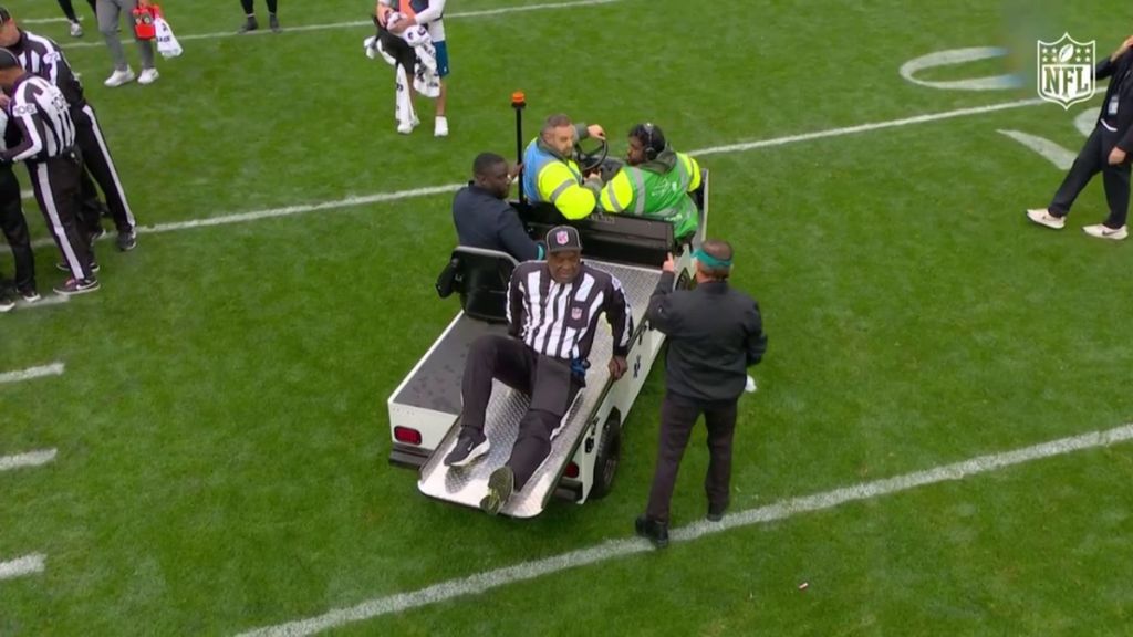 El momento 'tierra trágame' de un árbitro en la NFL