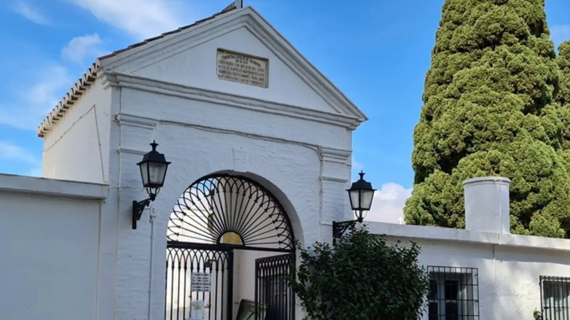 Entrada al cementerio de Salobreña, Granada Entrada al cementerio de Salobreña, Granada