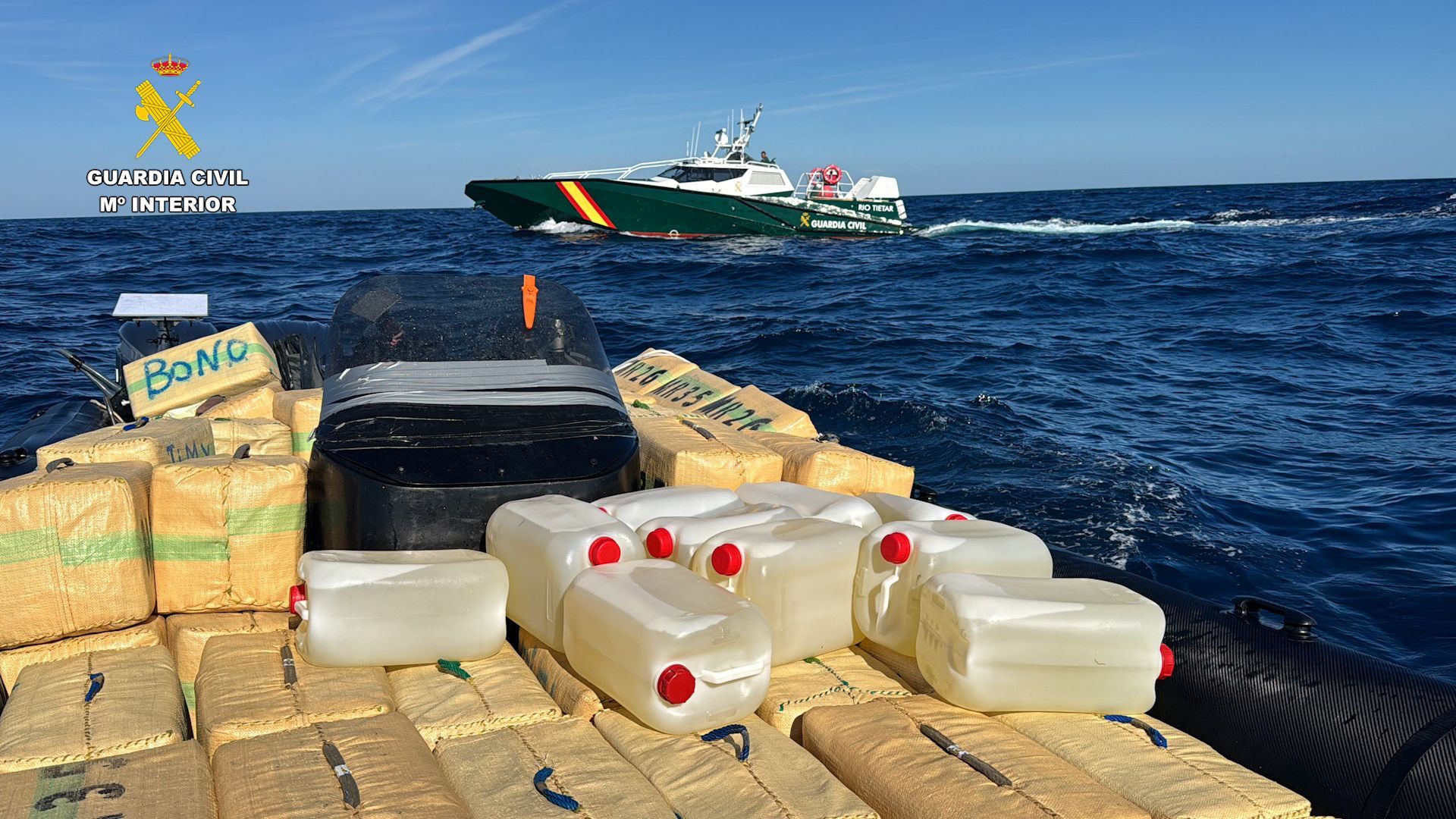 Fardos y garrafas de gasolina que transportaba la embarcación Fardos y garrafas de gasolina que transportaba la embarcación