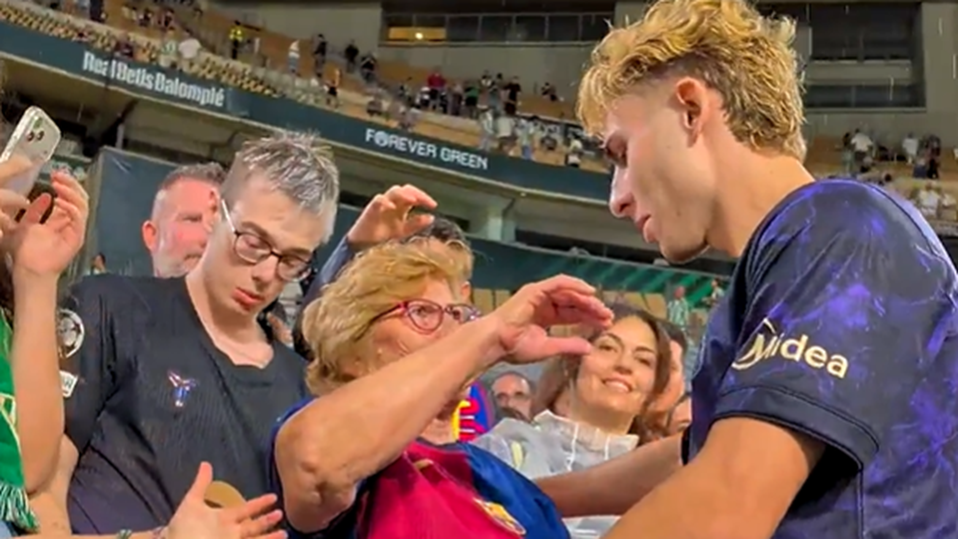 Fermín López saluda y da un beso a su abuela en la grada del estadio de La Cartuja en Sevilla Fermín López saluda y da un beso a su abuela en la grada del estadio de La Cartuja en Sevilla