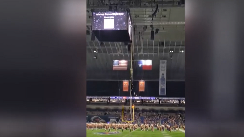 Herido grave un militar tras caer al vacío desde 50 metros de altura durante una exhibición en un estadio de fútbol americano en Texas