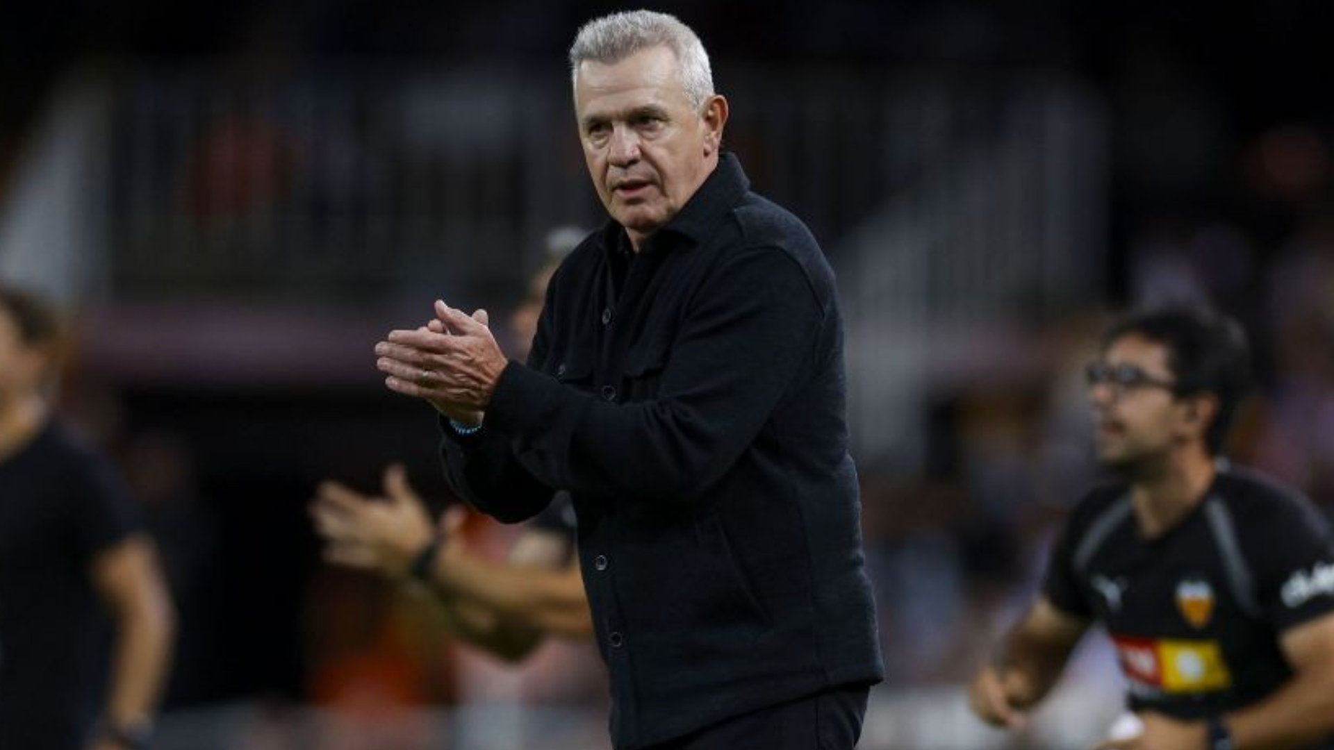 Javier Aguirre aplaude en Mestalla