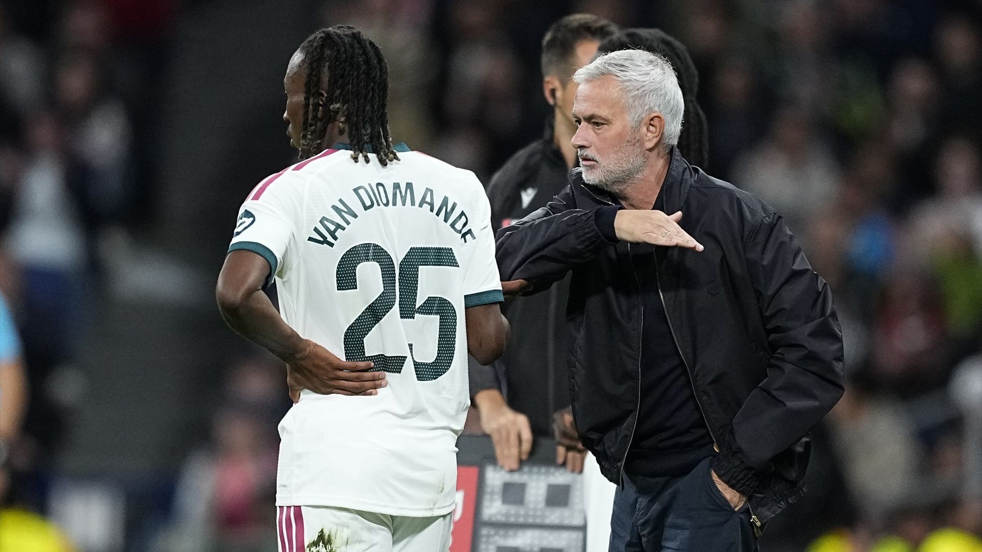 José Mourinho da indicaciones a Diomande en el Real Madrid-Sevilla