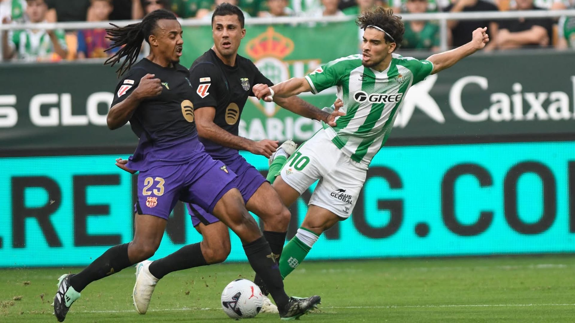Jules Koundé defiende a Abde en el Betis-Barça Jules Koundé defiende a Abde en el Betis-Barça