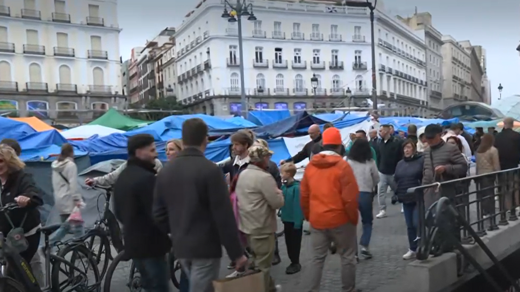 La acampada de Sol resiste a la lluvia tras tres semanas de protesta por la vivienda