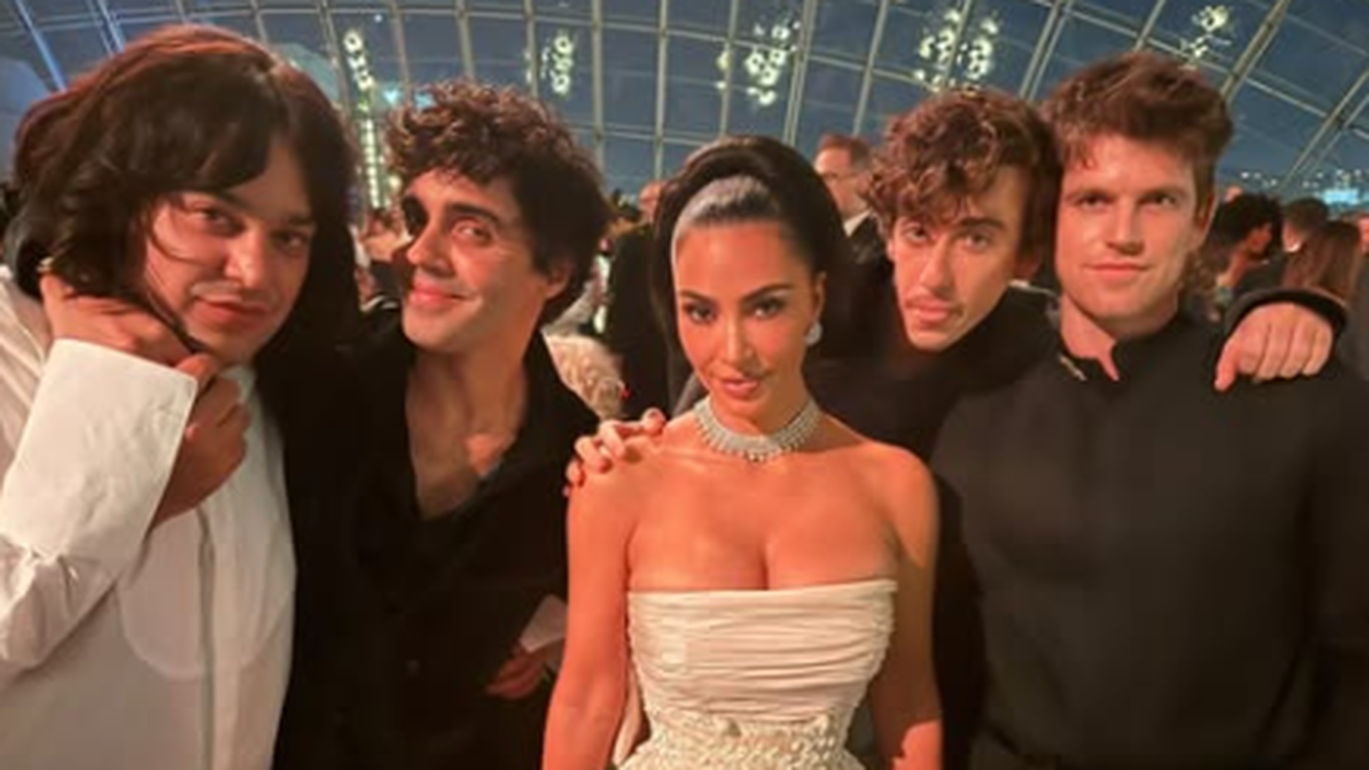 La fiesta de los Javis y los actores de ‘La bola negra’ en Los Ángeles: desde la actuación de Taylor Swift hasta la foto con Kim Kardashian La fiesta de los Javis y los actores de ‘La bola negra’ en Los Ángeles: desde la actuación de Taylor Swift hasta la foto con Kim Kardashian